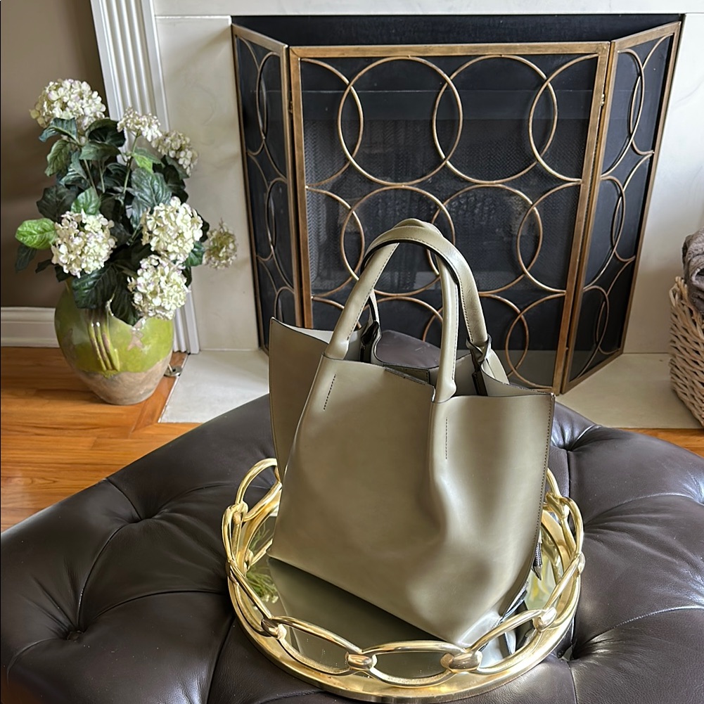 Nwot Green Tote Bag With Sculptural Base And Sturdy Handle